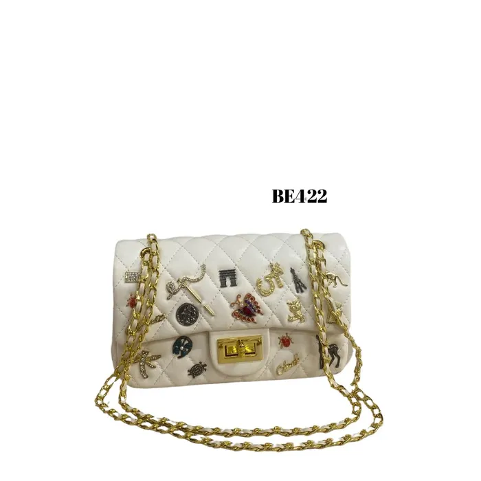 Bolso blanco detalles apliques dorados BE422