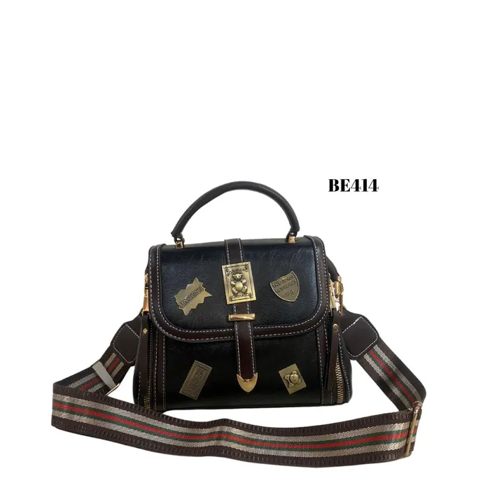 bolso negro detalles apliques dorados be414