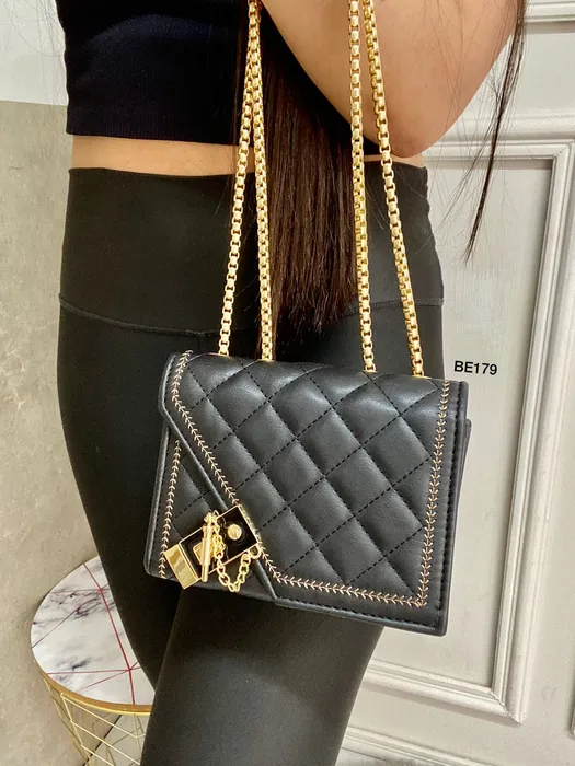 bolso negro apliques cadena dorada be179