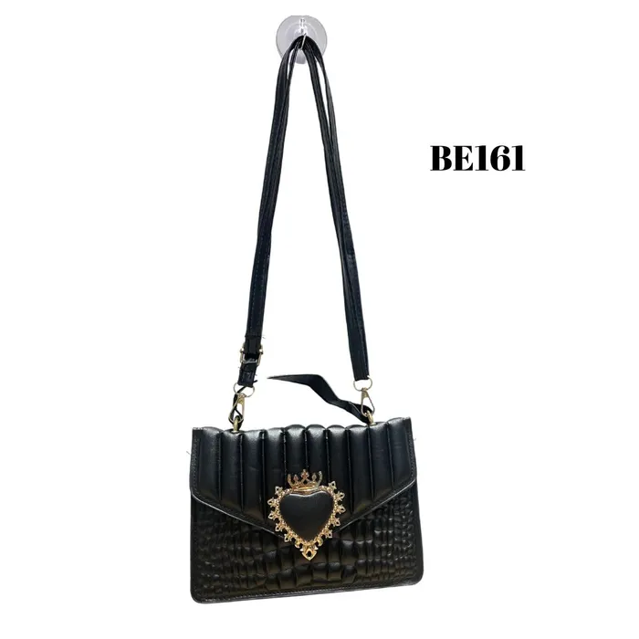 Bolso negro textura aplique corazón dorado BE161