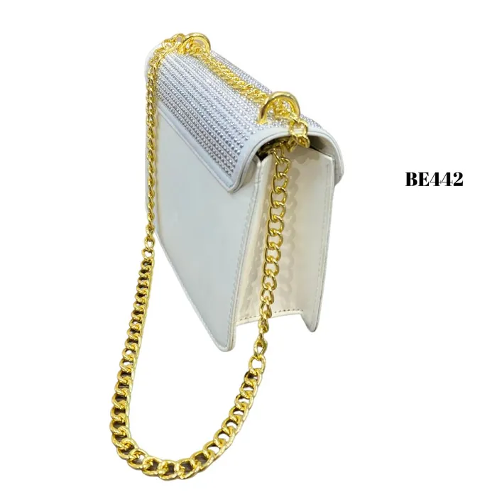 Bolso blanco apliques plateados detalle cadena dorada BE442