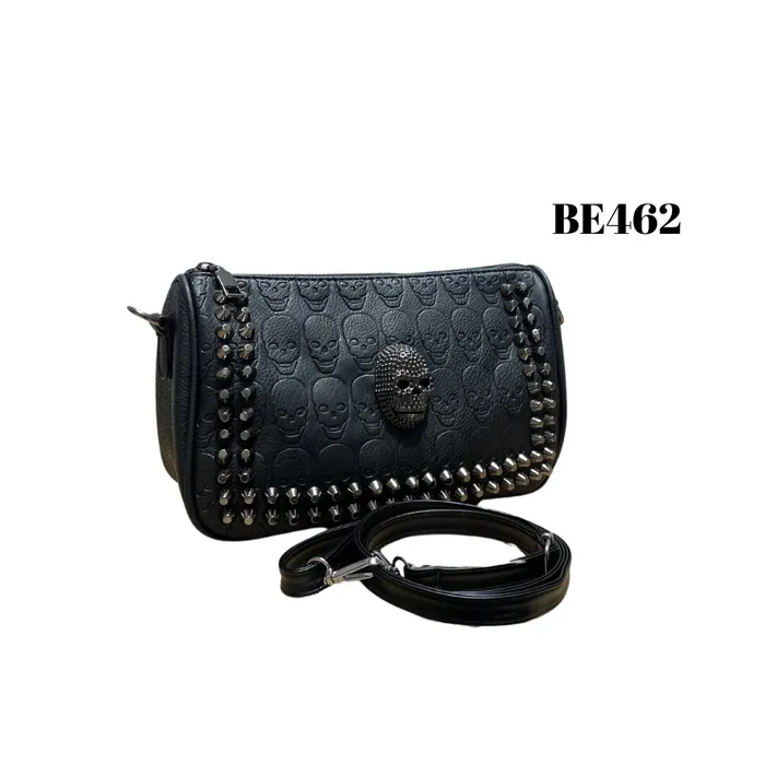 Bolso negro apliques detalles calavera BE462