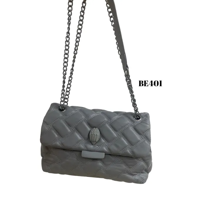 Bolso textura gris aplique cadena gris BE401