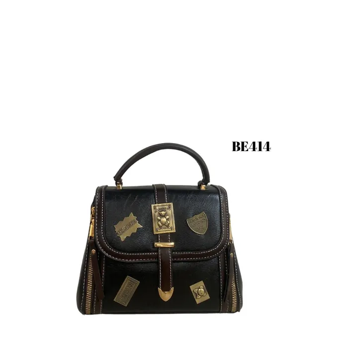 bolso negro detalles apliques dorados be414