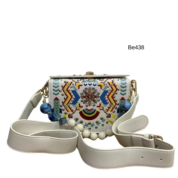 Bolso blanco apliques dorados detalles colores BE438