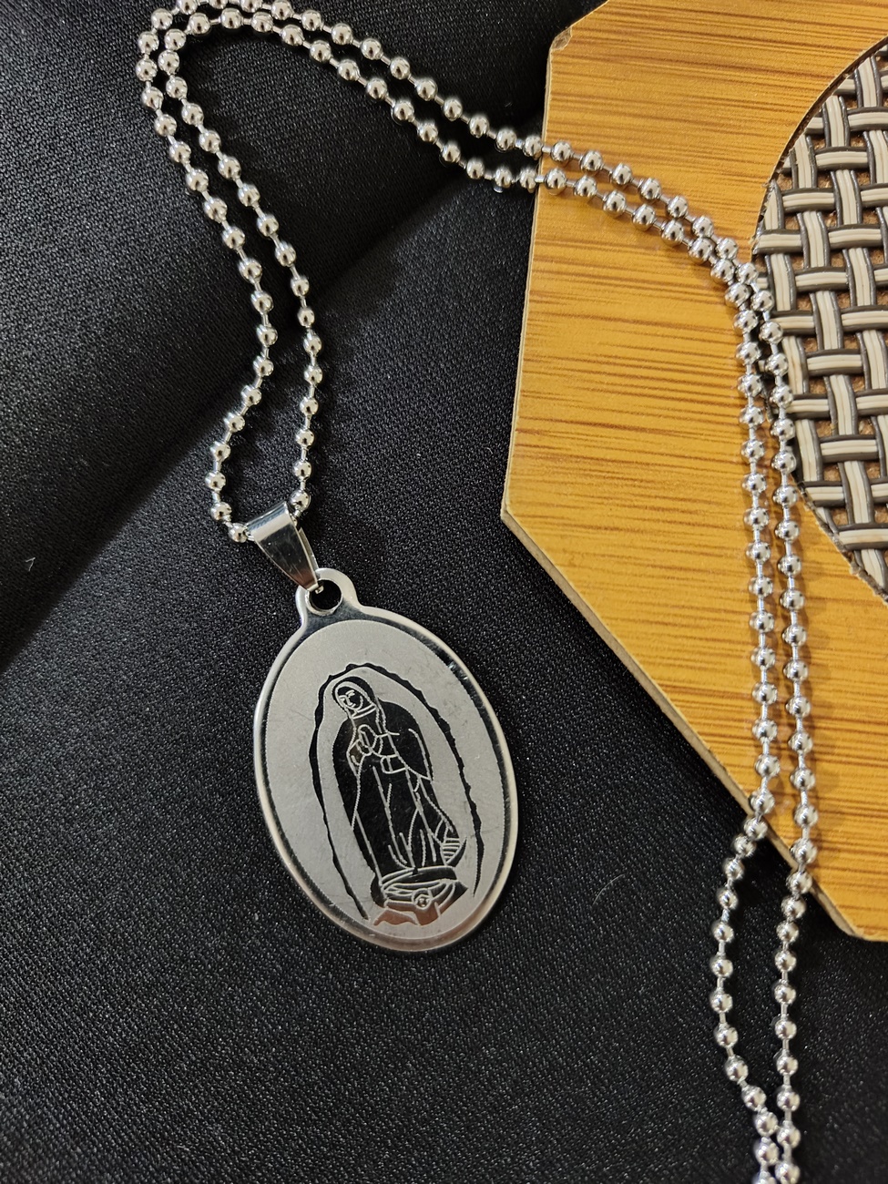 Collar Medalla Virgen De Guadalupe +estuche