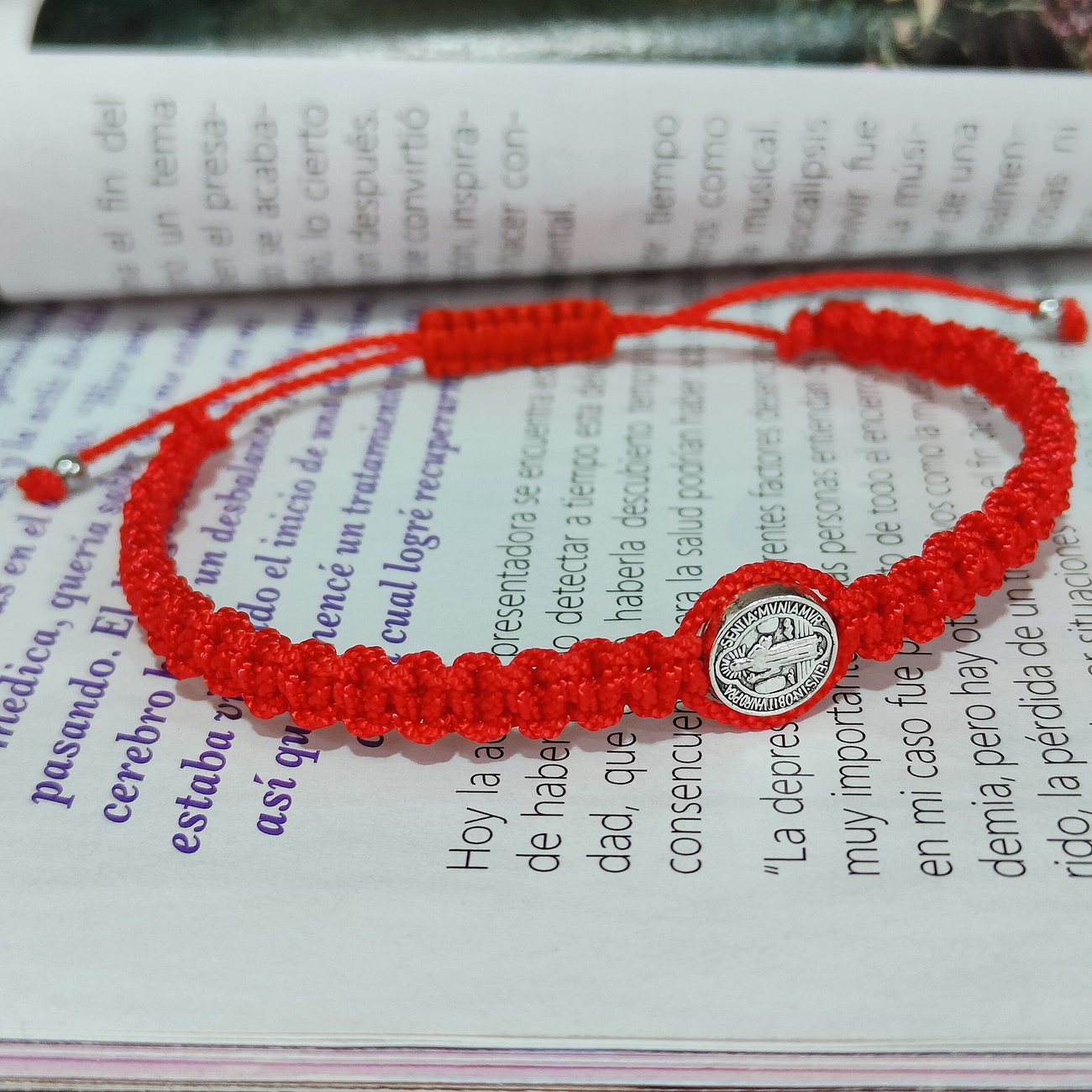 Pulsera San Benito Tejida + Estuche